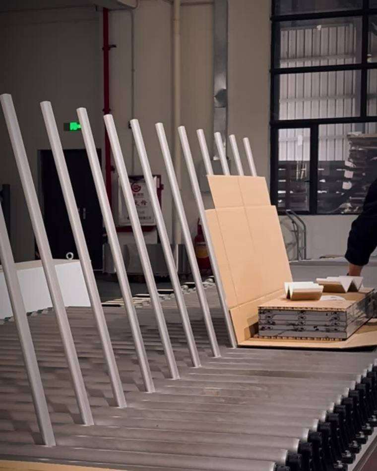 Packaging kitchen components at the Fadior factory